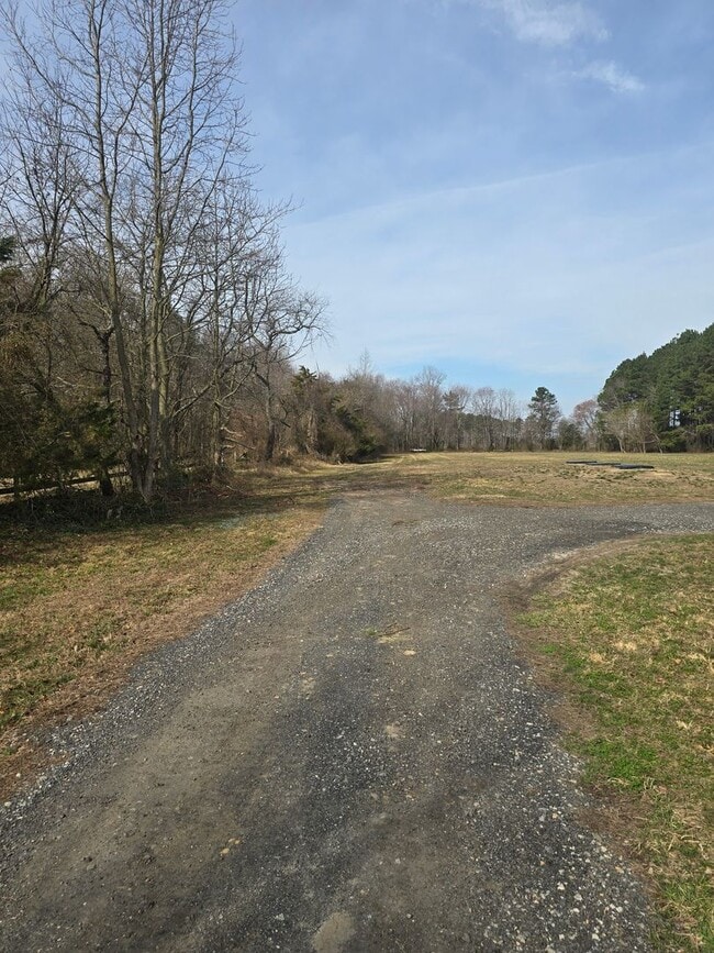 Building Photo - 3 bedrooms and a large yard