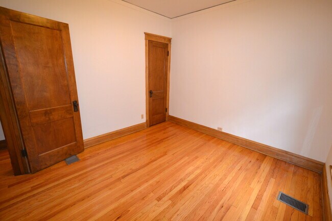 Building Photo - 3761 N Lakewood Ave