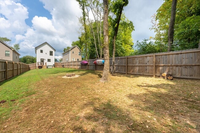 Building Photo - 925 Oak Ln