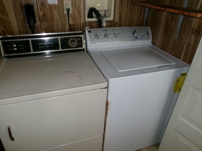 Building Photo - NIce 2 bed, 1 bath with small shop close to recreation