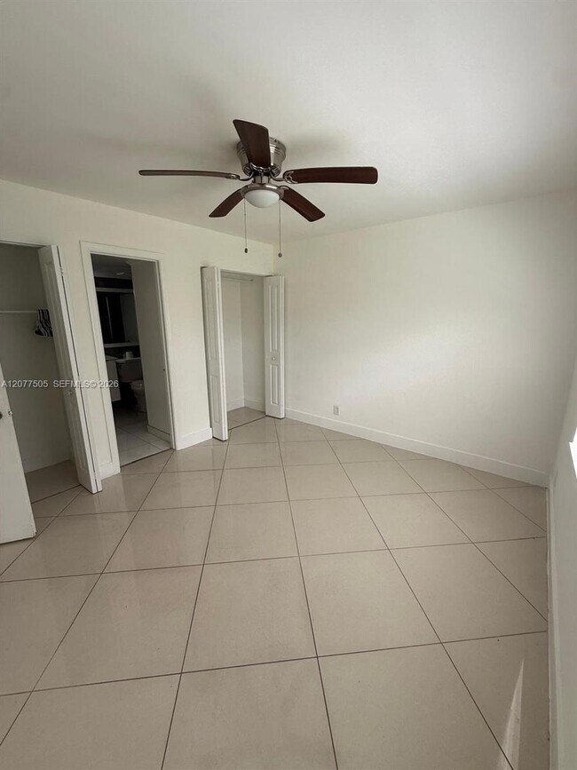 Building Photo - 10230 Twin Lakes Dr