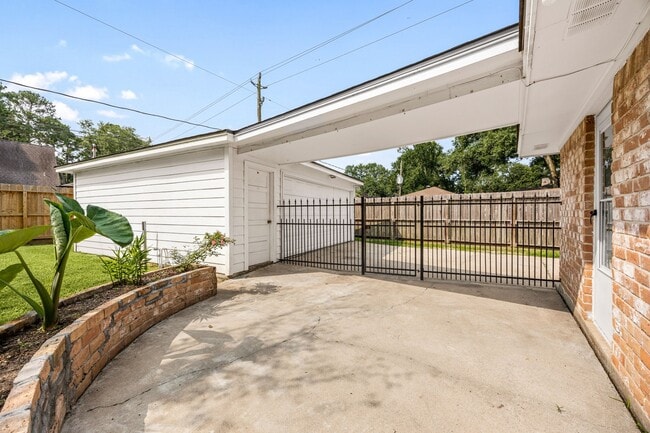 Building Photo - 5923 Pebble Springs Dr