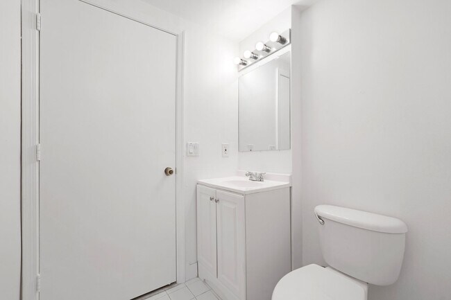 Building Photo - SPACIOUS 2/2 UNIT CENTRALLY LOCATED