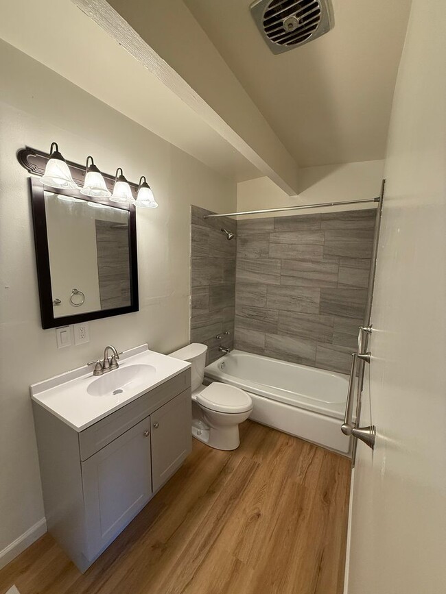 Building Photo - 1123 Vernon St