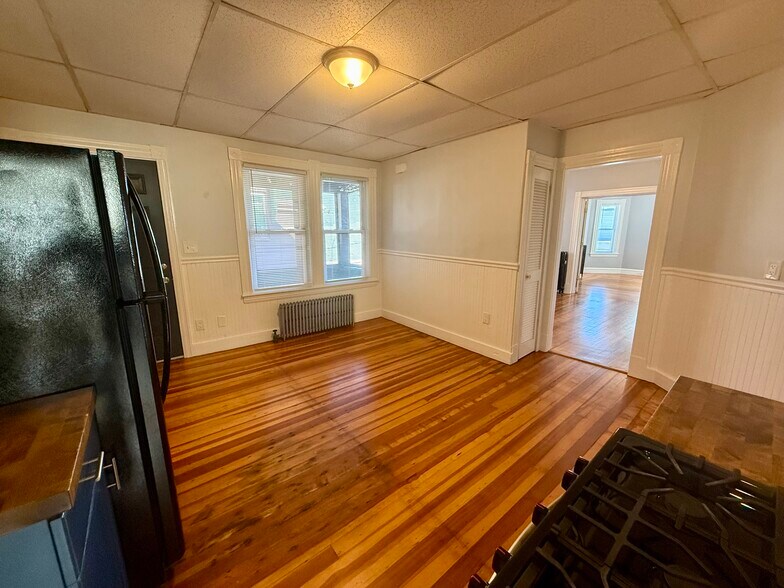 Eat-in Kitchen - 11 Mt Vernon St