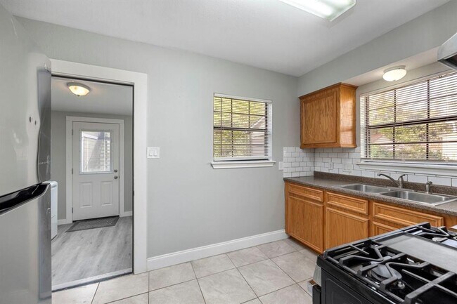 Building Photo - 4605 Beggs St