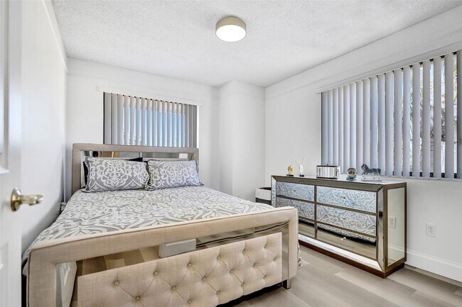 Building Photo - 270 Captains Walk