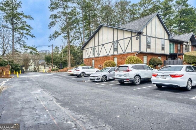 Building Photo - 6851 Roswell Rd