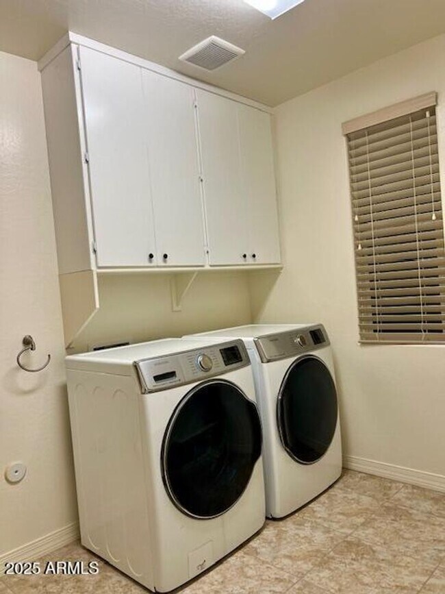 Building Photo - Gorgeous 4 bed 3.5 bath with Pool/Spa and ...