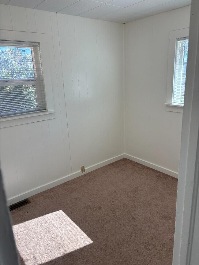 Building Photo - 411 Opal St