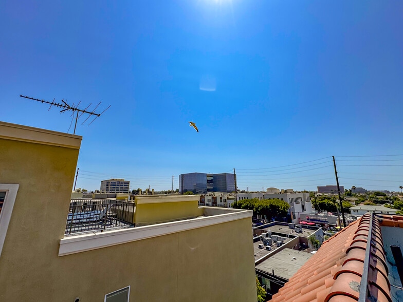 Building Photo - 2027 Beloit Ave