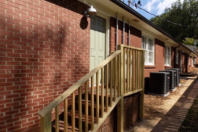 Building Photo - Beautifully Renovated Apartment in Wilmore...