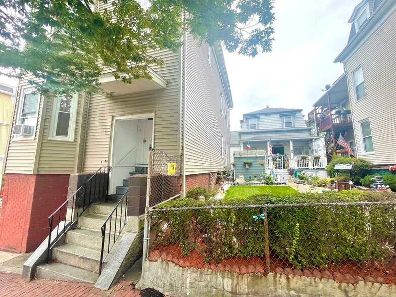 Building Photo - 75 Putnam St