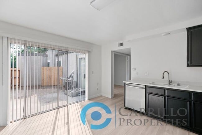 Building Photo - 5067 La Cuenta Dr