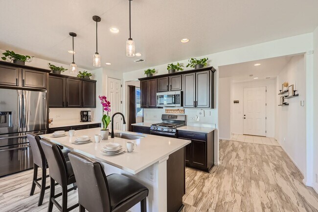 Building Photo - Modern Comfort in Castle Rock: 2-Bed, 2-Bath Home!!