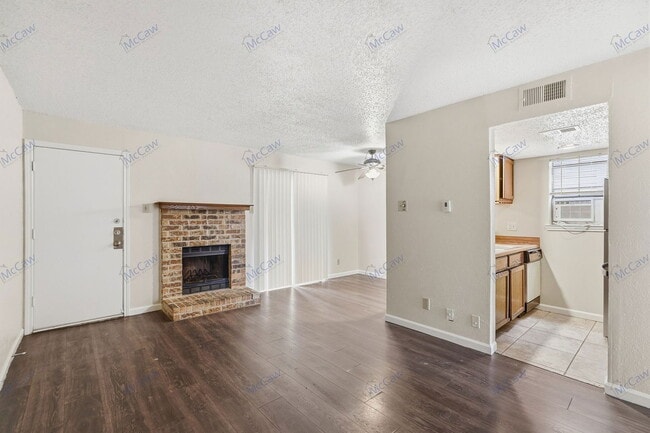 Building Photo - 9520 Royal Ln