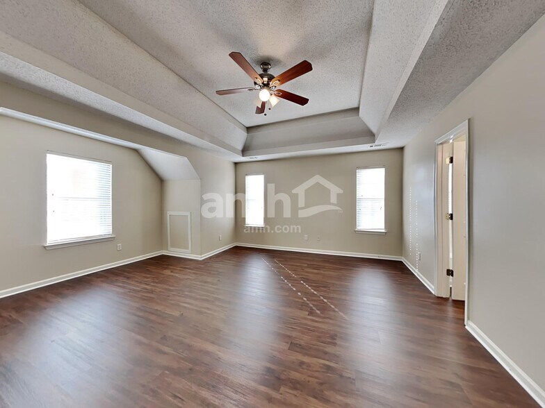 Building Photo - 921 Reda Ct