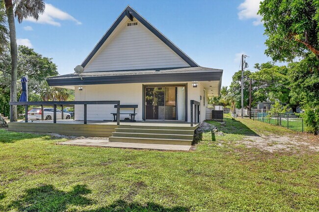 Building Photo - 3532 Coconut Rd