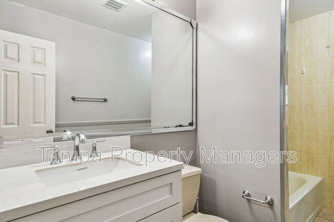 Building Photo - 16214 Pebblebrook Dr