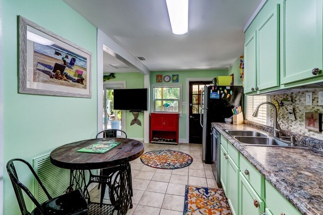 Building Photo - Charming Cottage in the Heart of Amelia Island: Your Perfect Rental Haven!