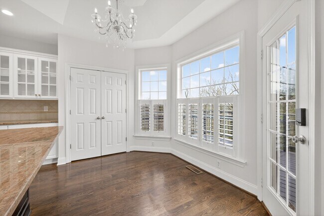 Building Photo - Beautiful 6BR Executive Brentwood Home with Pool