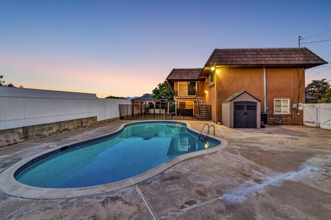 Building Photo - 4 Bedrooms, 3 Bathroom, Two Story Home With Pool