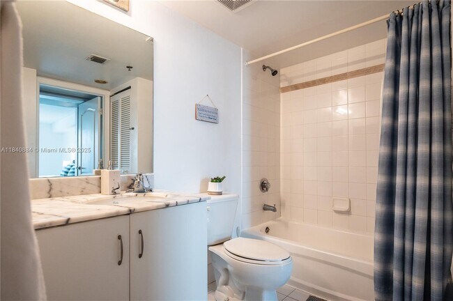 Building Photo - 1200 Brickell Bay Dr