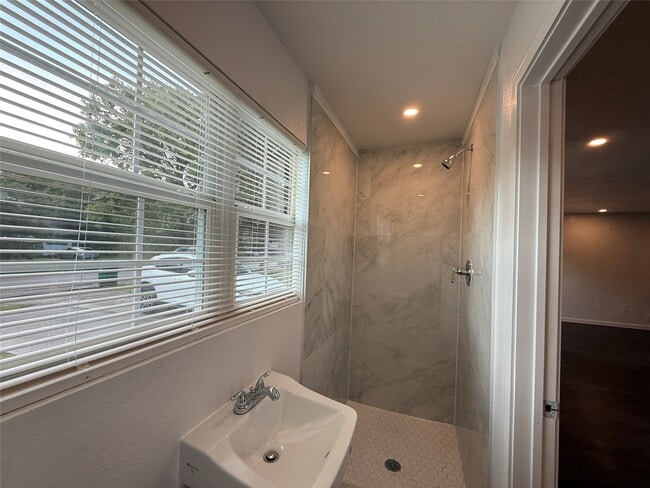 Building Photo - 9433 Rosehaven Dr
