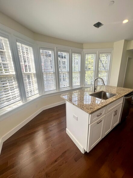 Sunny Kitchen island! - 2101 Pine St