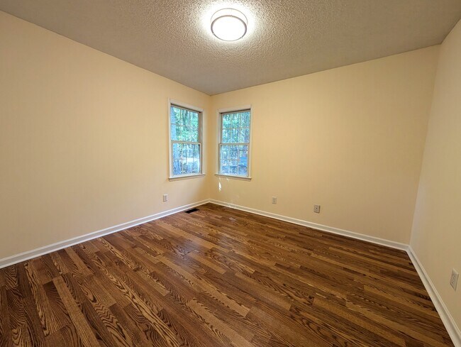 Building Photo - 1605 Hillhaven Rd