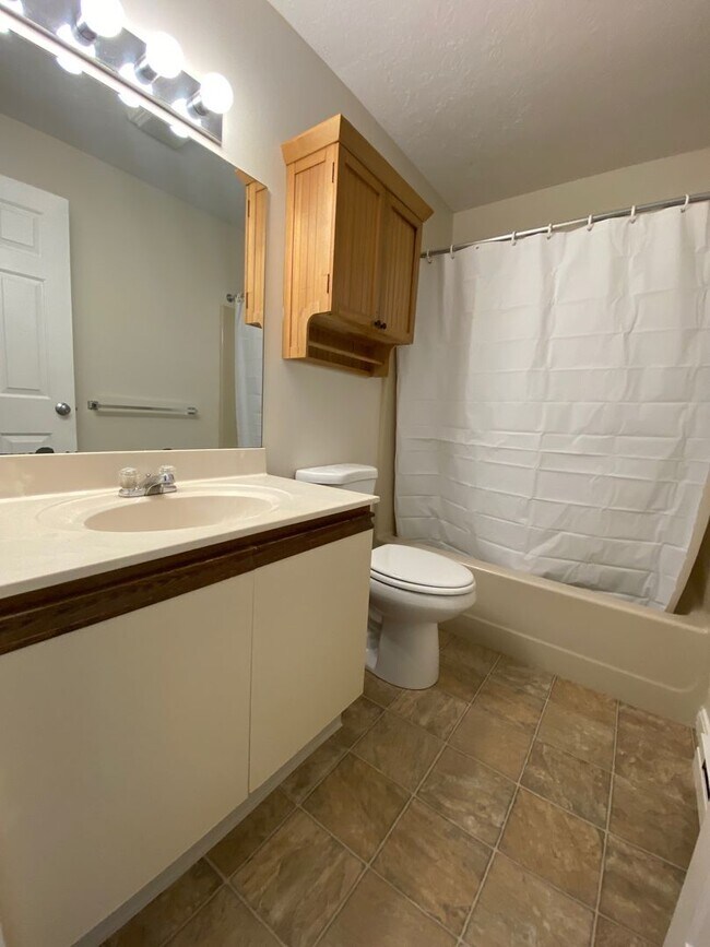 Building Photo - 2 Bedroom Apartment for Rent in Rochester, NH!