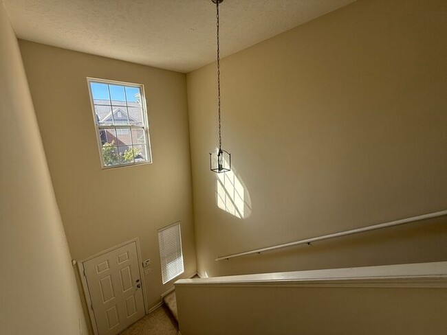 Building Photo - Brentwood - SPACIOUS 3 Bedroom Townhome in...