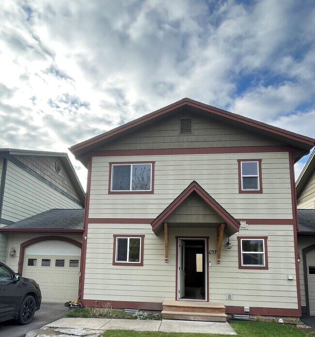 Building Photo - 697 Waverly Pl