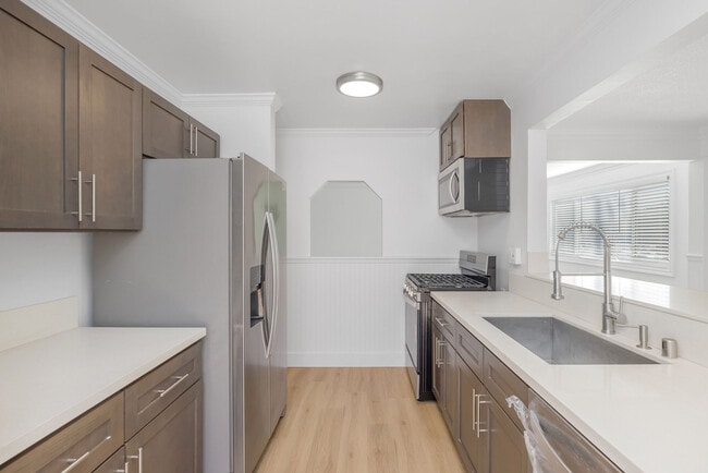 Building Photo - 524 W 2nd St