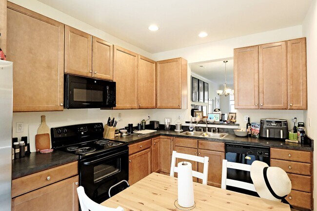 Building Photo - Move-in Ready, Pet-Friendly Townhome Near The Shops at Stonefield