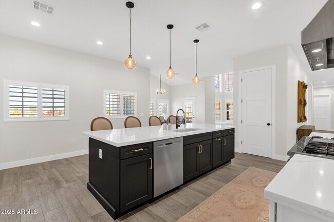 Building Photo - 856 W Quail Cir