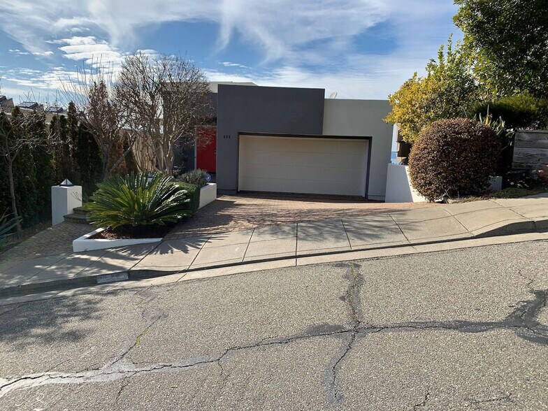 Building Photo - 660 Hiller Dr