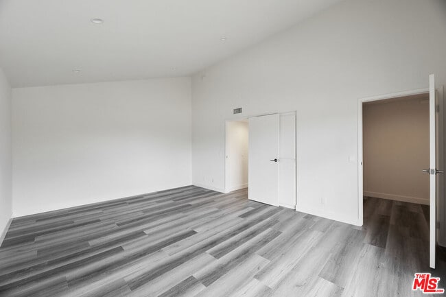 Building Photo - 6212 Fulton Ave