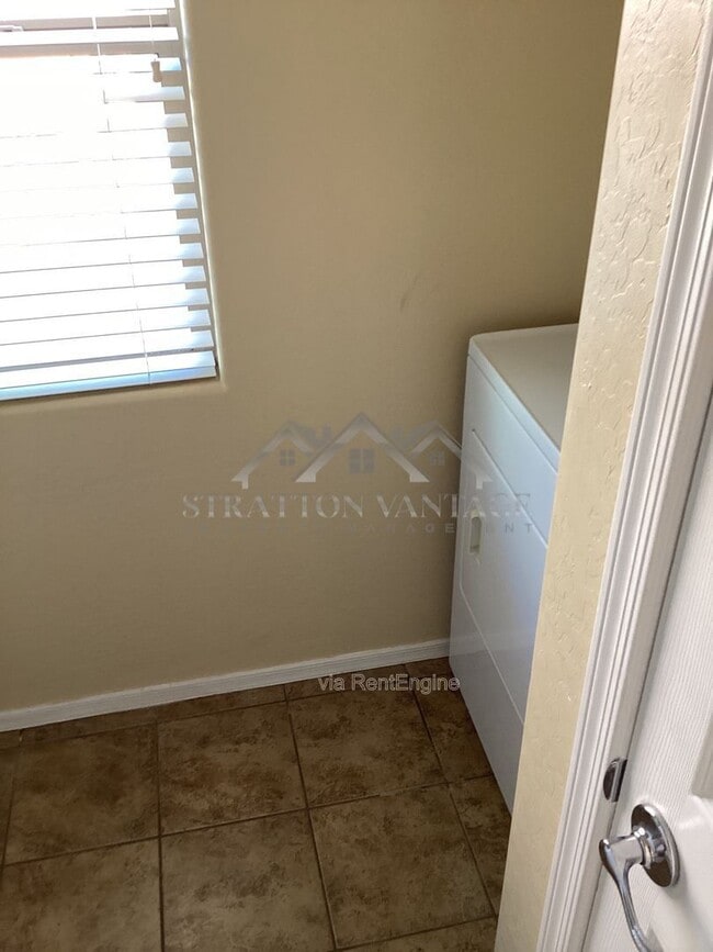 Building Photo - 4685 E Laurel Ave