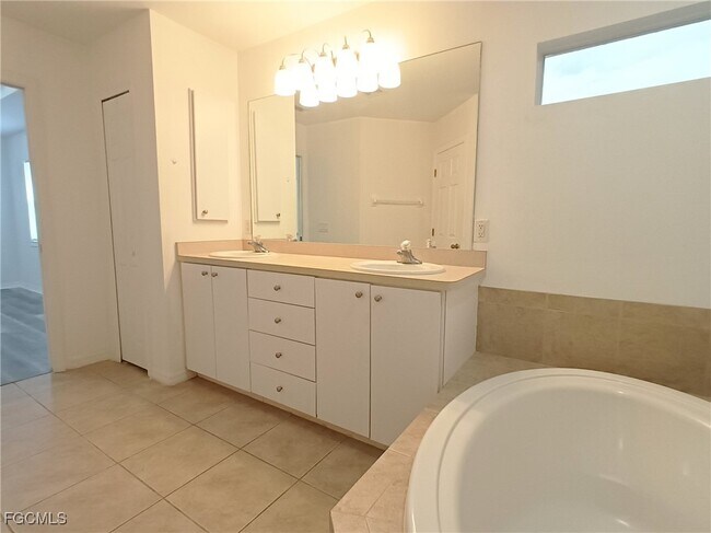 Building Photo - 1316 NE 20th Ave