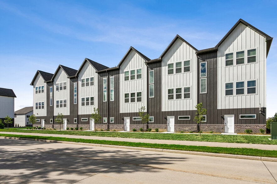 Building Photo - 1580 Main Townhomes and Apartments