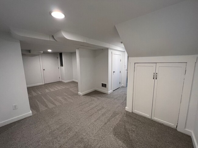 Building Photo - Spacious Two-Story Home on Private Land in the Desirable Issaquah School District