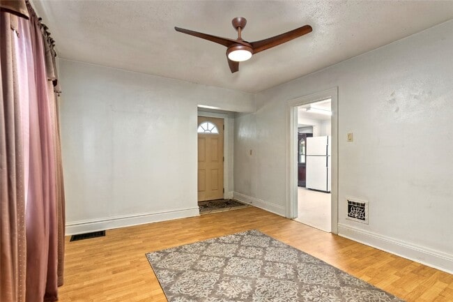 Building Photo - 5031 Dewey Ave
