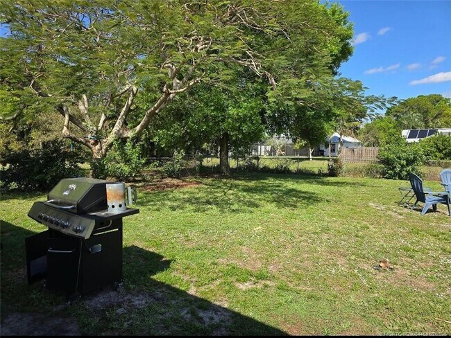 Building Photo - 1365 SW Gastador Ave