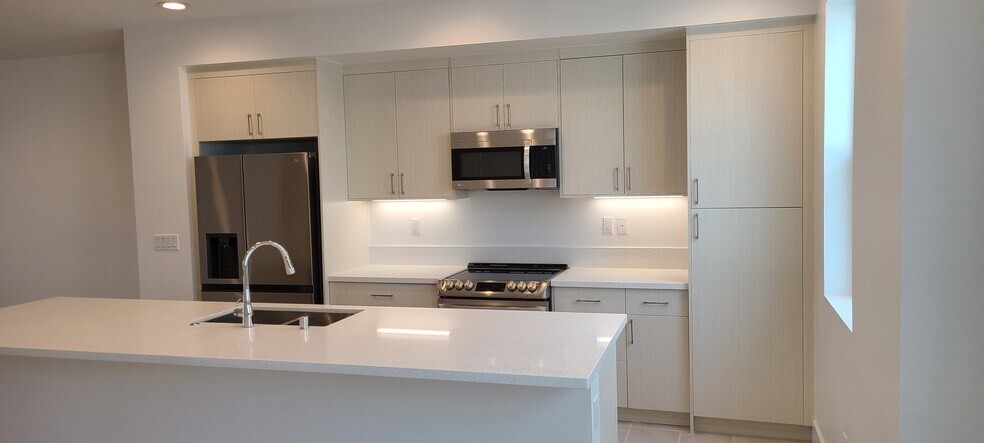 Kitchen area - 726 Rockview Rd