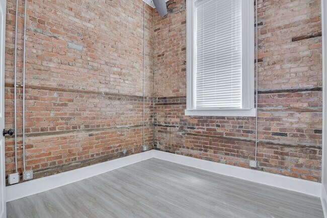 Building Photo - 164 N Louisville St