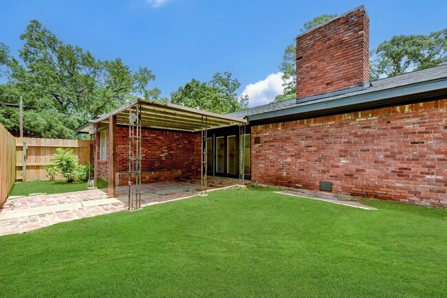 Building Photo - 1703 N Roberson St