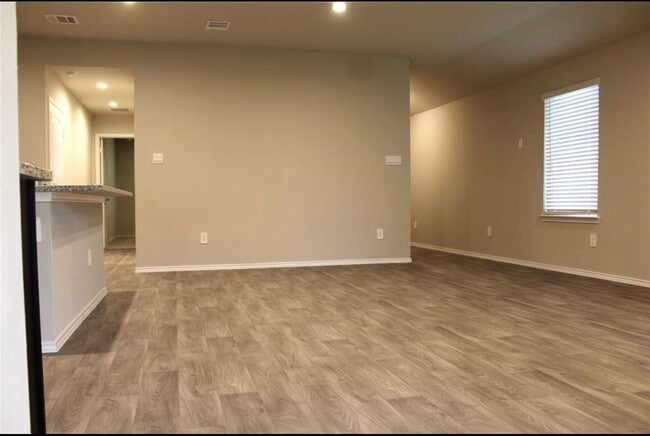 Building Photo - 40643 Creekside Blf Trl