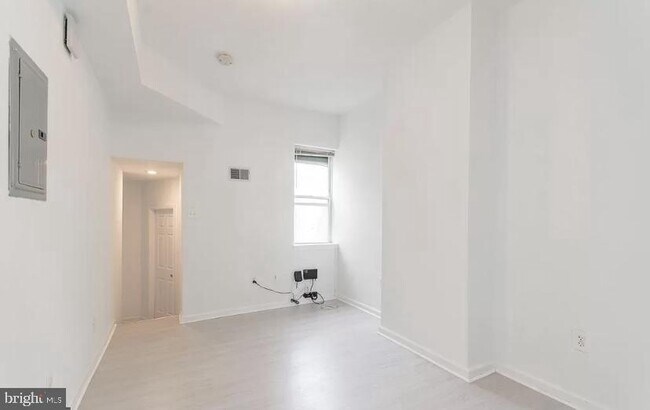 Building Photo - 2606 W Girard Ave