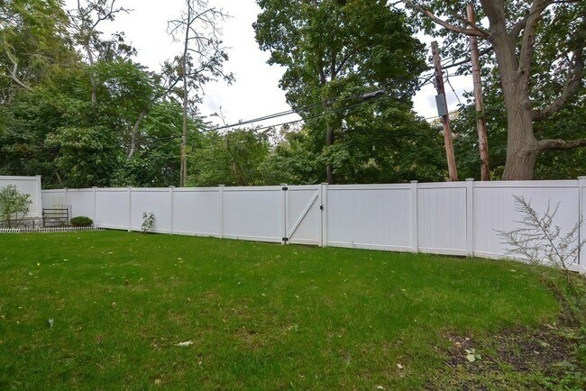 Building Photo - 52R River St